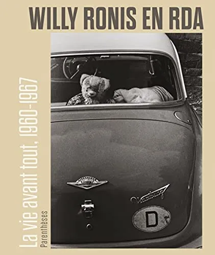 Couverture de Willy Ronis en RDA : la vie avant tout, 1960-1967 : [exposition, Versailles, Espace Richaud, 19 mai-19 septembre 2021, organisée par la Médiathèque de l'architecture et du patrimoine et la Ville de Versailles]