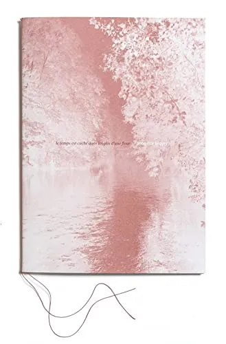 Couverture de Le temps est caché dans les plis d'une fleur