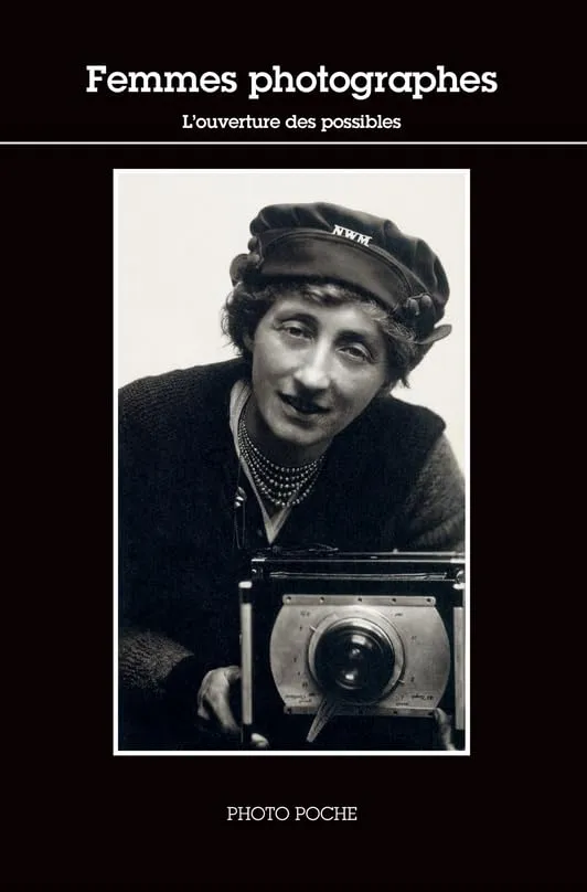 Couverture de Les femmes photographes - Coffret en 3 volumes : L'ouverture des possibles ; L'envers de l'objectif ; Les voies de la reconnaissance.