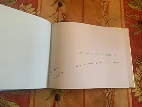 Couverture de The Glass Between Us: Reflections Of Urban Creatures