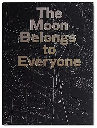 Couverture de The moon belongs to everyone
