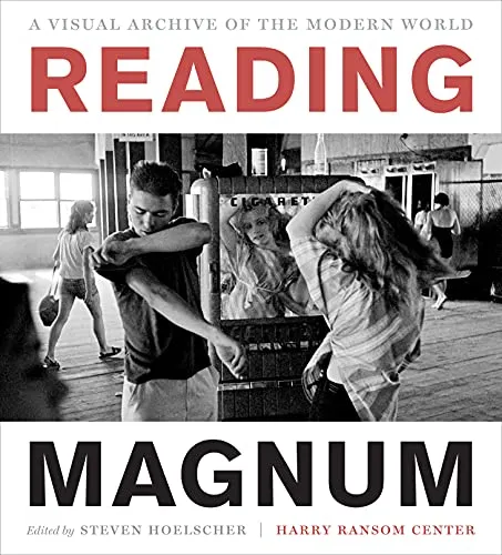 Couverture de Reading Magnum: A Visual Archive of the Modern World