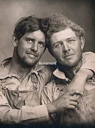 Couverture de Ils s'aiment. Un siècle de photographies d'hommes amoureux (1850-1950)