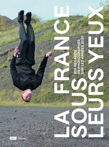 Couverture de La France sous leurs yeux - 200 regards de photographes sur les années 2020