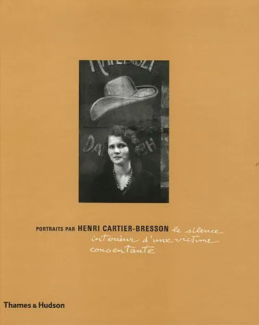 Couverture de Le silence intérieur d'une victime consentante : Portraits photographiques par Henri Cartier-Bresson