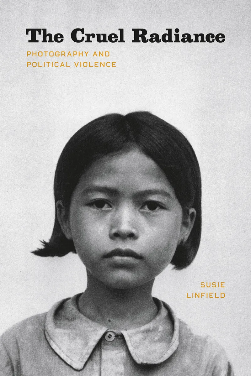 Couverture de The Cruel Radiance : Photography and Political Violence