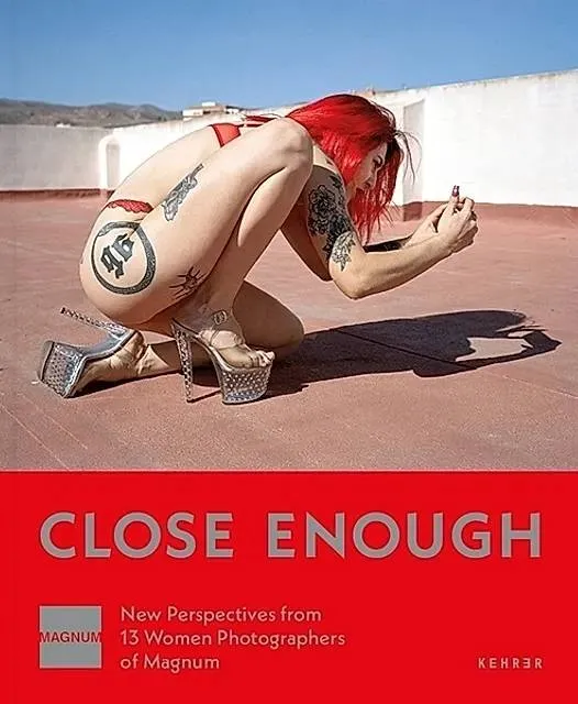 Couverture de Close Enough. New Perspectives from 13 Women Photographers of Magnum
