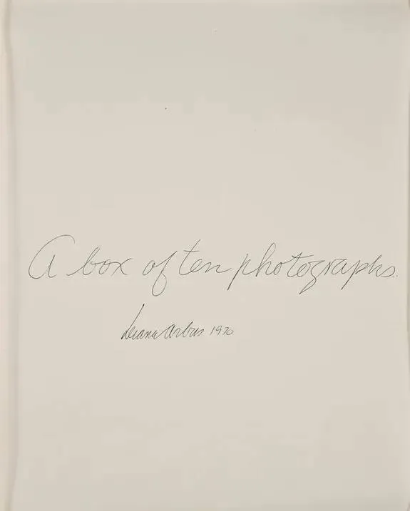 Couverture de Diane Arbus : A Box of Ten Photographs