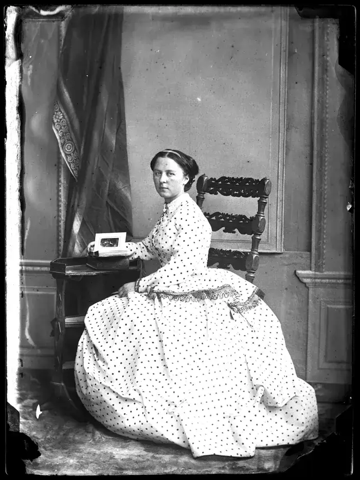 Crinoline, coiffe normande et pantalon, les femmes et leurs vêtements à travers la photographie,1840-1920, Archives départementales du Calvados, Caen